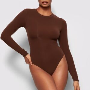 BNWT - SKIMS FITS EVERYBODY LONG SLEEVE CREW NECK BODYSUIT - COCOA - LARGE